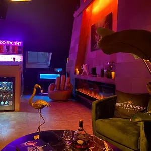 Loco Paradiso - Two Kingsize Beds, Outdoor Terrace, Dj Booth, Bar, Cinema, Bathtub, Kitchen, Airco Antwerpen